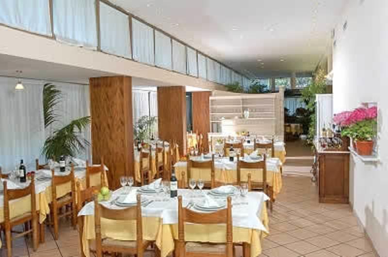 מרינה די פיאטרסנטה Hotel San Carlo מראה חיצוני תמונה